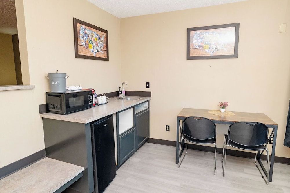 Rose City Inn and Suites Deluxe Double Room, 2 Queen Beds 9