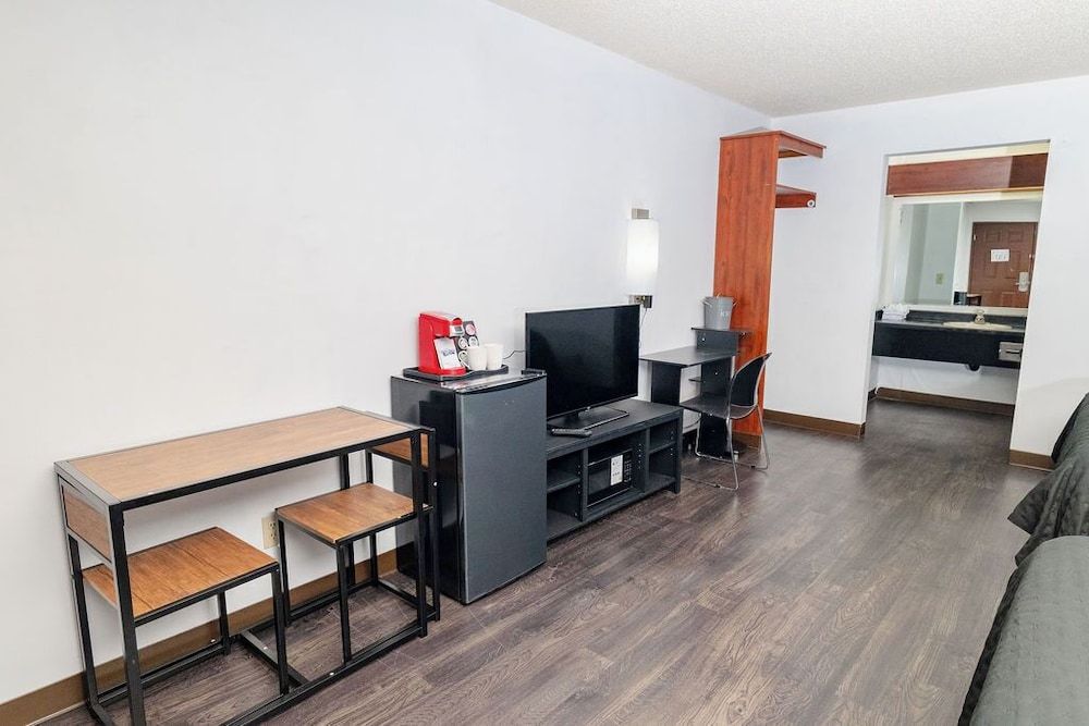 Rose City Inn and Suites Deluxe Double Room, 2 Queen Beds 7