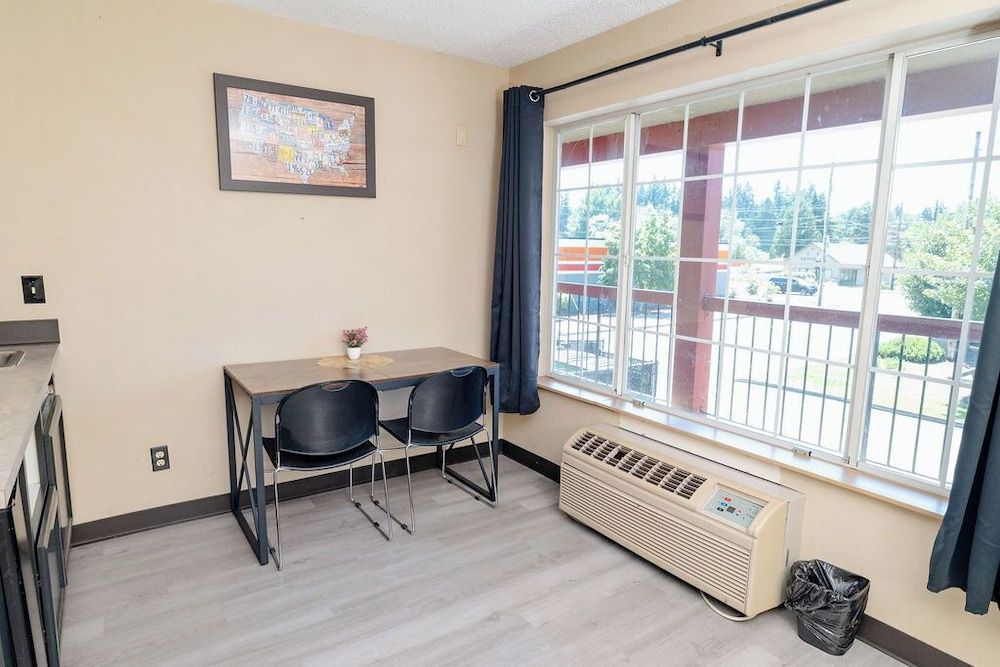 Rose City Inn and Suites Deluxe Double Room, 2 Queen Beds 8