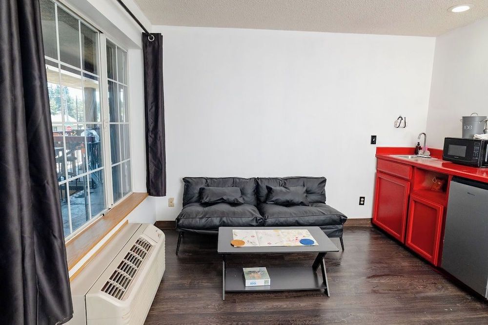 Rose City Inn and Suites Deluxe Double Room, 2 Queen Beds 3