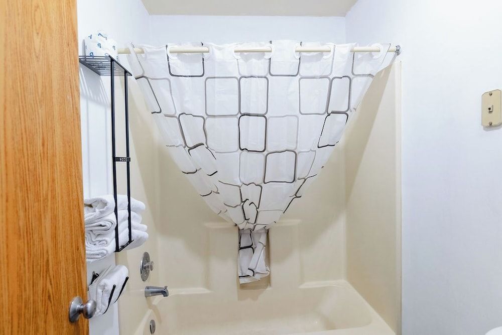 Rose City Inn and Suites Deluxe Double Room, 2 Queen Beds 10