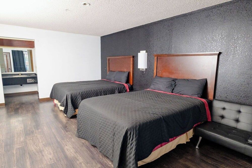 Rose City Inn and Suites Deluxe Double Room, 2 Queen Beds, Kitchen 2