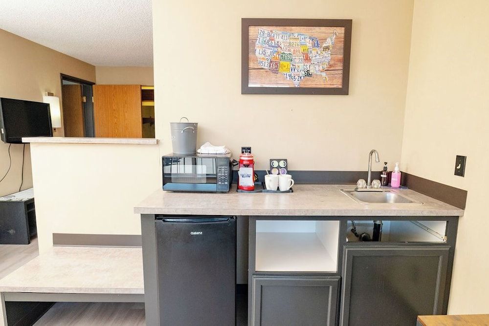 Rose City Inn and Suites Deluxe Double Room, 2 Queen Beds 6