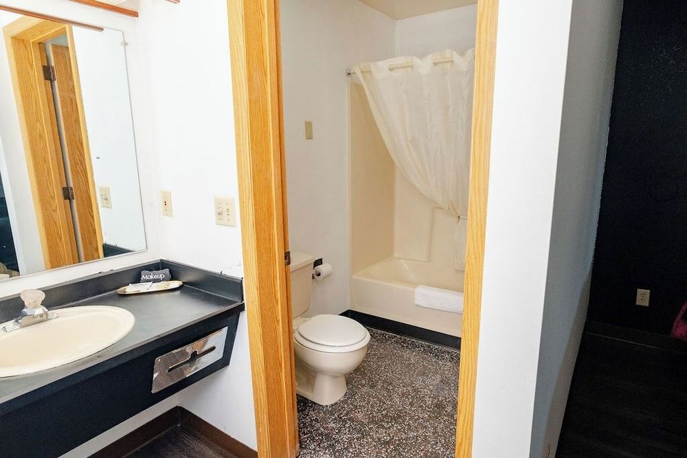 Rose City Inn and Suites Deluxe Double Room, 2 Queen Beds 5