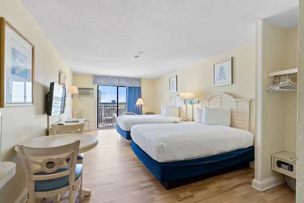 2 Queen Beds Water Park View