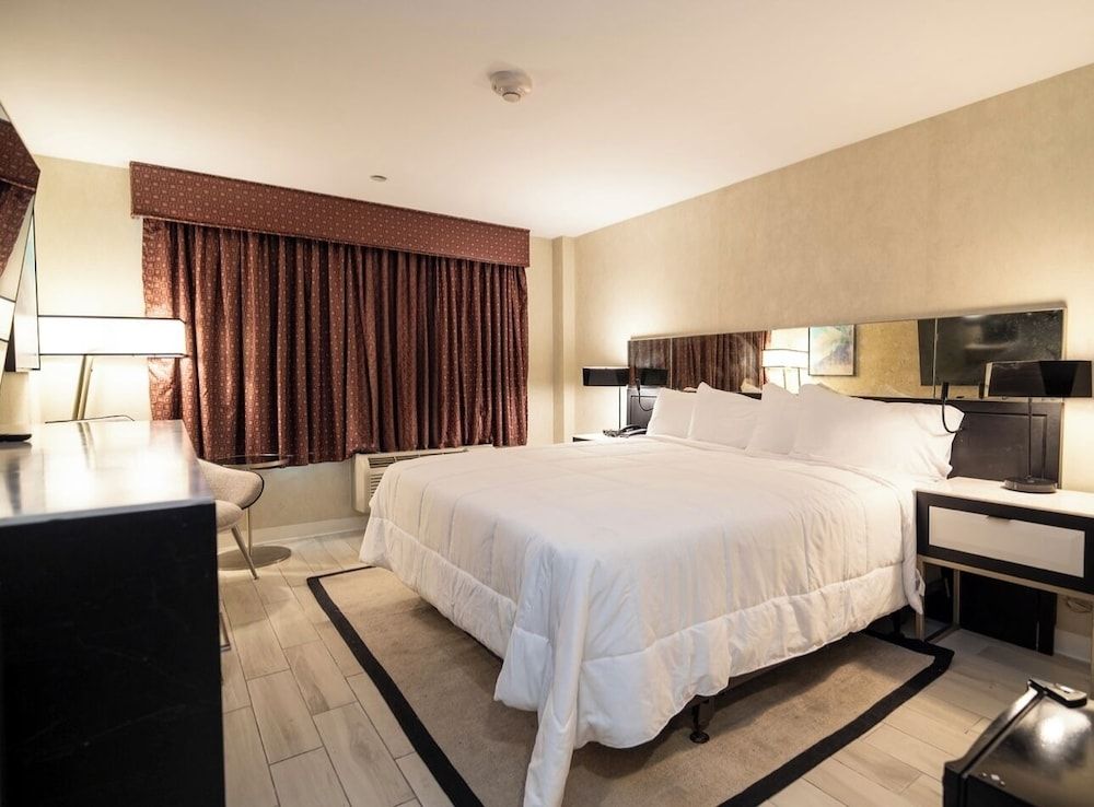 NOVA HOTEL BRONX Deluxe Room, 1 King Bed 9