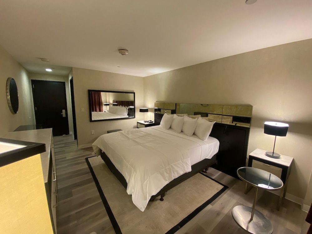 NOVA HOTEL BRONX Deluxe Room, 1 King Bed 4