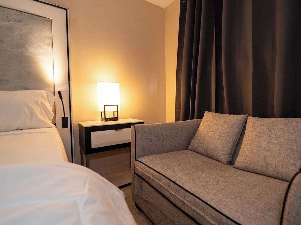 NOVA HOTEL BRONX Deluxe Room, 1 King Bed 8