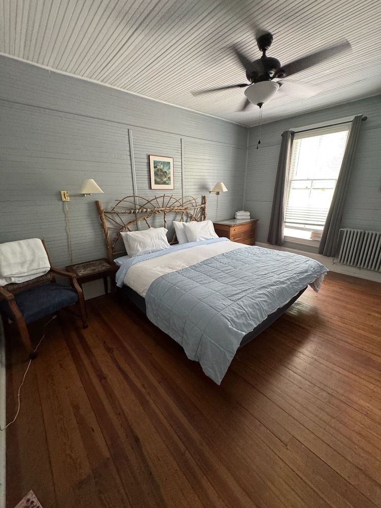 Balsam Mountain Inn Standard Room 5