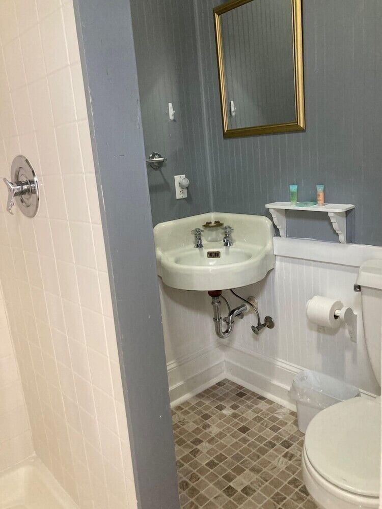 Balsam Mountain Inn Standard Room 8