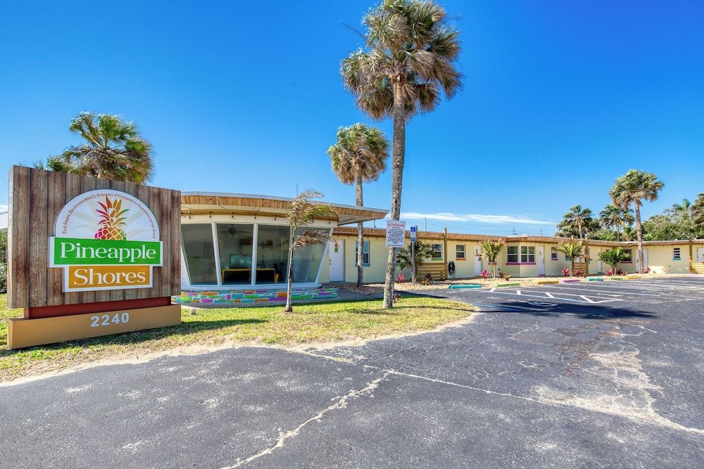 Pineapple Shores Retro Inn