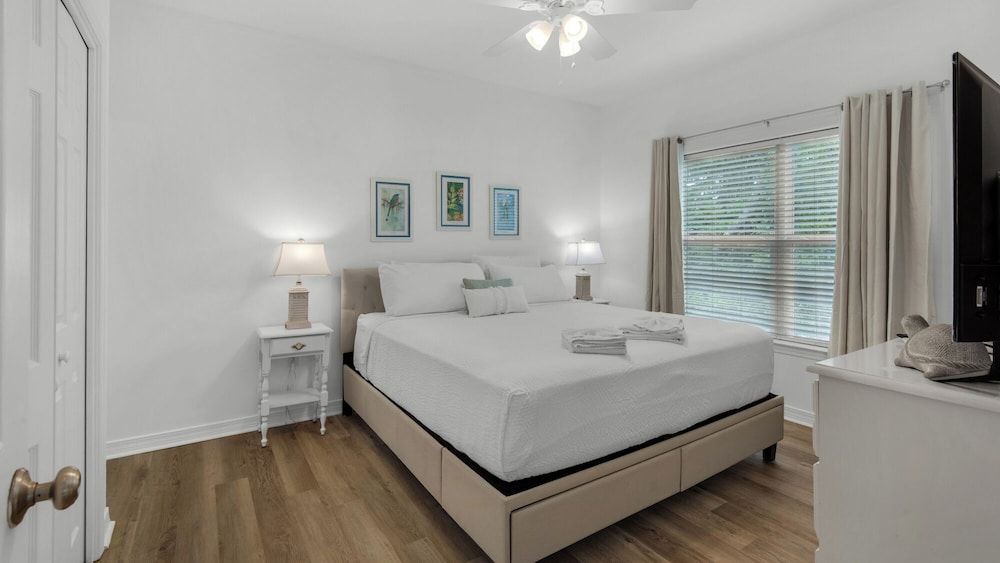 Seagrove 2BR Near Lake & Beach + Free Tickets: Bikes, Dolphin Cruise & More! Condo, Multiple Beds, Balcony, Garden View (Heron's Watch 6207) 2