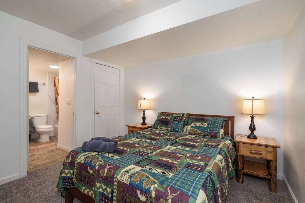 House, Multiple Beds, Patio, Mountain View (Yosemite Quail)