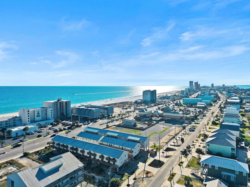 2BR Condo w Pool Beach Access and Walk to Hangout Apartment 17