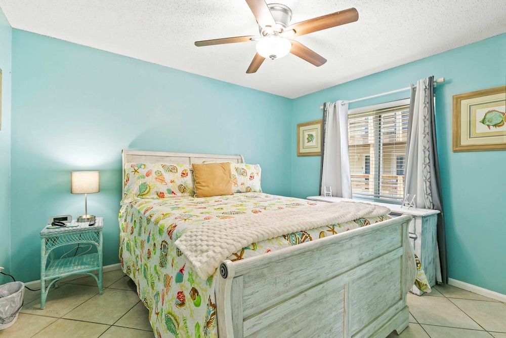 2BR Condo w Pool Beach Access and Walk to Hangout Apartment 8