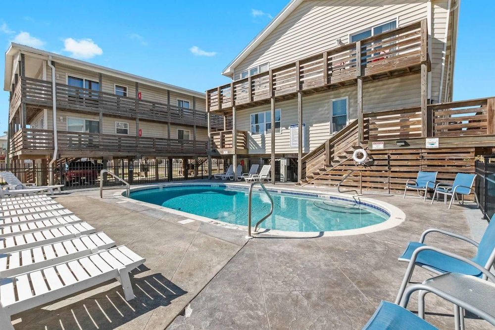2BR Condo w Pool Beach Access and Walk to Hangout Apartment 16