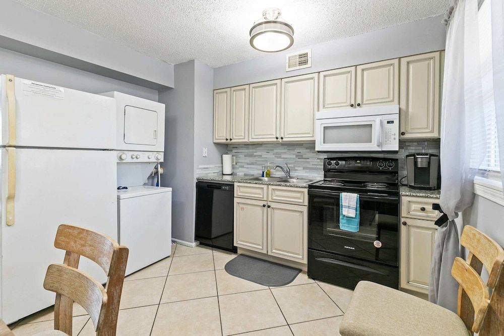 2BR Condo w Pool Beach Access and Walk to Hangout Apartment 6