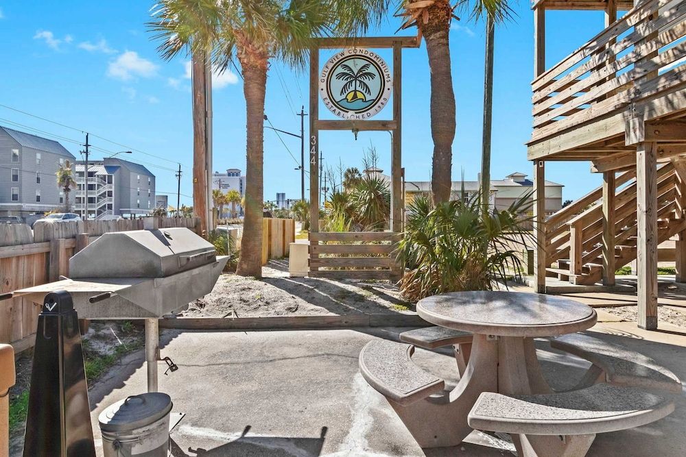 2BR Condo w Pool Beach Access and Walk to Hangout Apartment 13