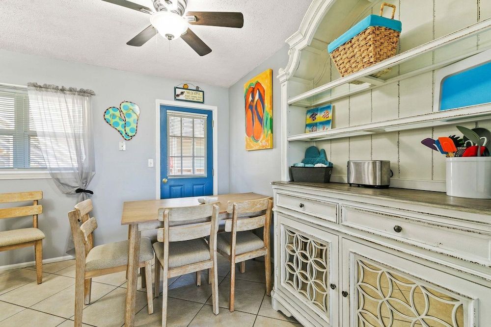 2BR Condo w Pool Beach Access and Walk to Hangout Apartment 4