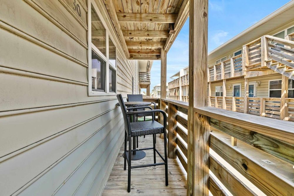 2BR Condo w Pool Beach Access and Walk to Hangout Apartment 7