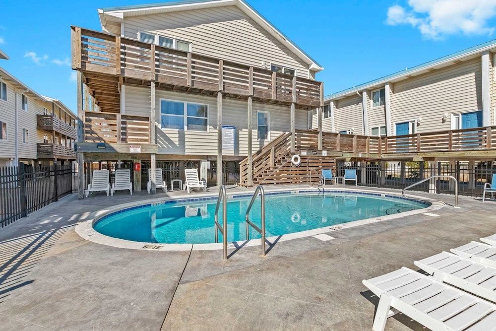 2BR Condo w Pool Beach Access and Walk to Hangout Apartment 14