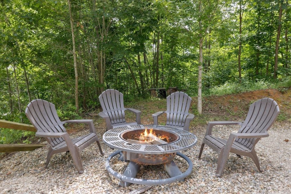 Gorgeous Cabin w Hot Tub Firepit Gameroom Apartment 31