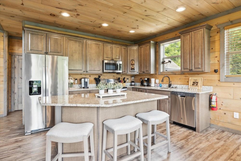 Gorgeous Cabin w Hot Tub Firepit Gameroom Apartment 17