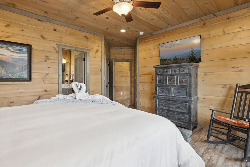 Gorgeous Cabin w Hot Tub Firepit Gameroom Apartment 44