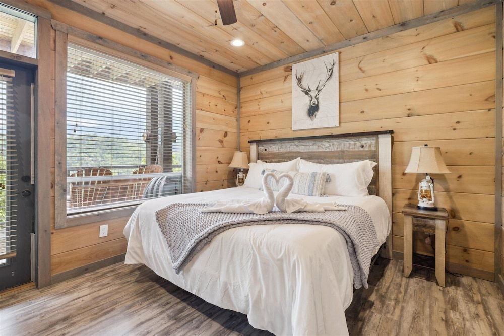 Gorgeous Cabin w Hot Tub Firepit Gameroom Apartment 38