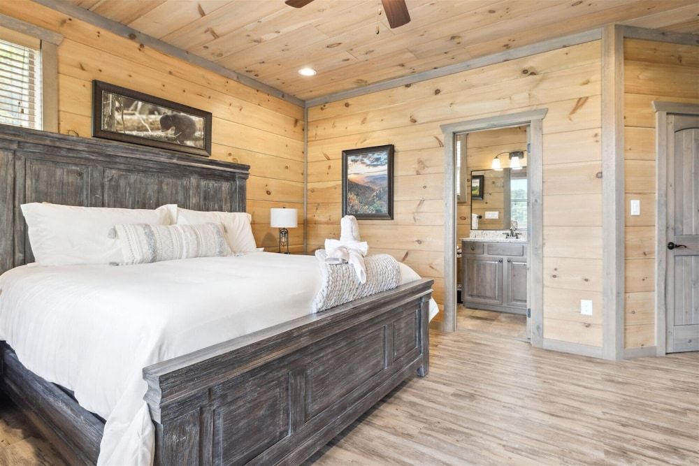 Gorgeous Cabin w Hot Tub Firepit Gameroom Apartment 42