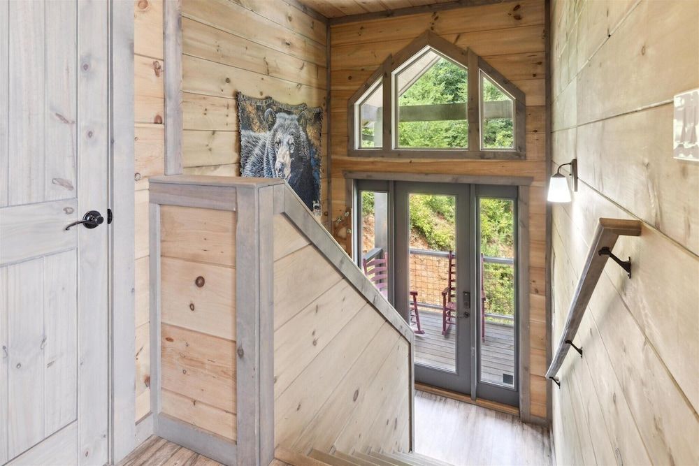 Gorgeous Cabin w Hot Tub Firepit Gameroom Apartment 10