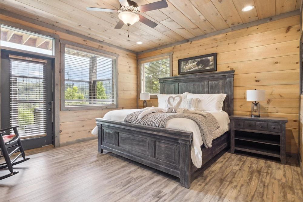 Gorgeous Cabin w Hot Tub Firepit Gameroom Apartment 43