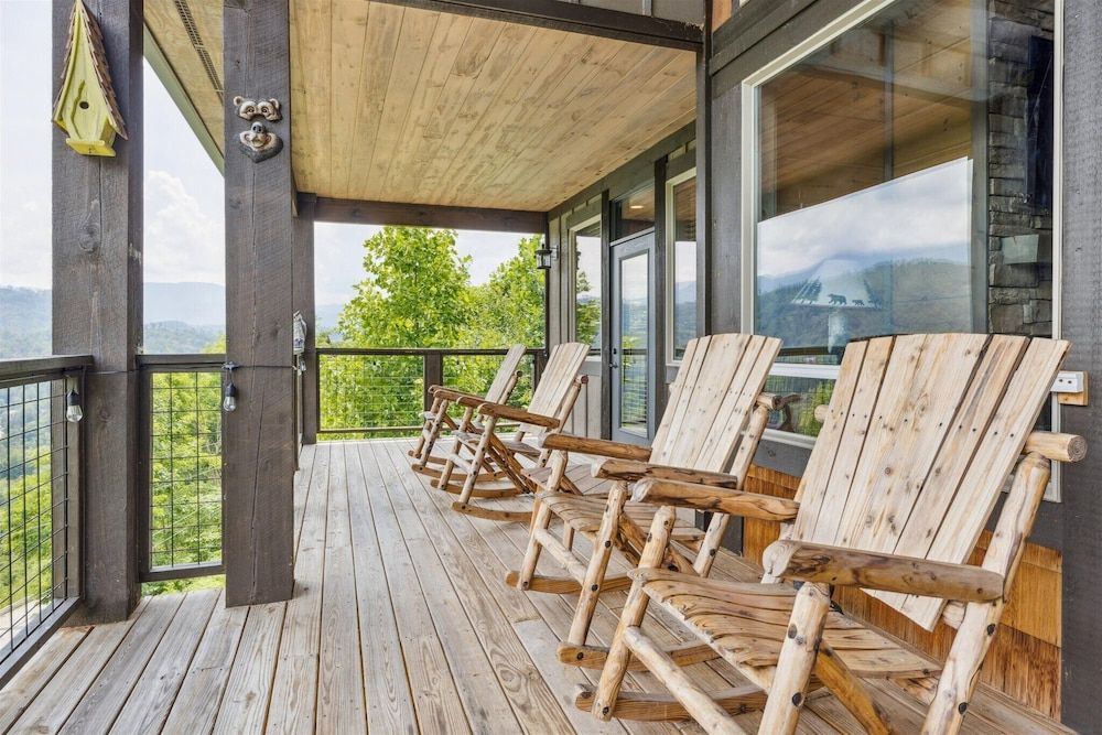 Gorgeous Cabin w Hot Tub Firepit Gameroom Apartment 7