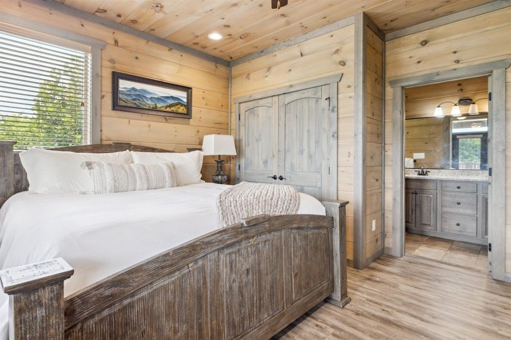 Gorgeous Cabin w Hot Tub Firepit Gameroom Apartment 26