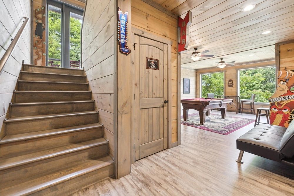 Gorgeous Cabin w Hot Tub Firepit Gameroom Apartment 32