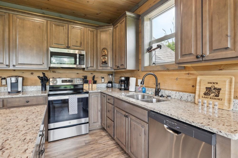 Gorgeous Cabin w Hot Tub Firepit Gameroom Apartment 15