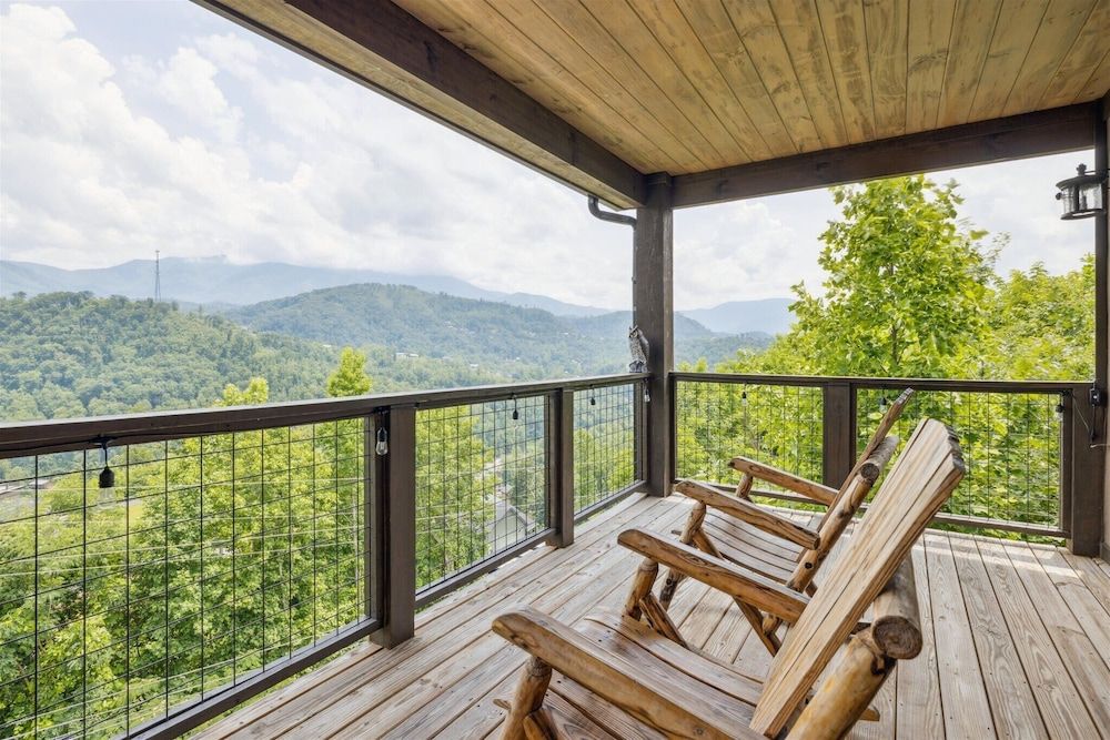 Gorgeous Cabin w Hot Tub Firepit Gameroom Apartment 8