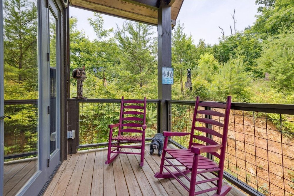 Gorgeous Cabin w Hot Tub Firepit Gameroom Apartment 9