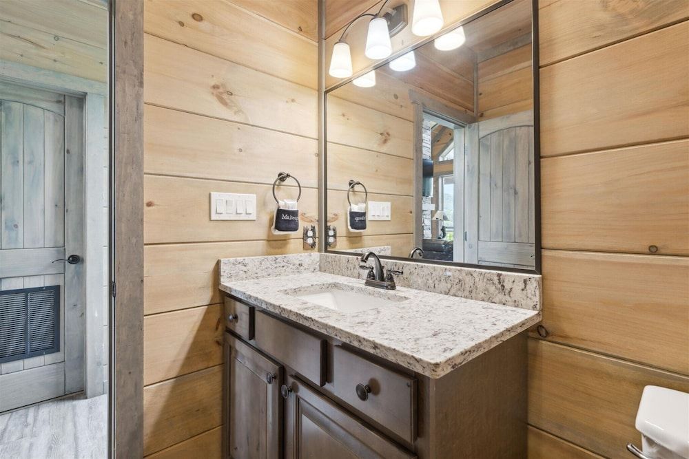 Gorgeous Cabin w Hot Tub Firepit Gameroom Apartment 23