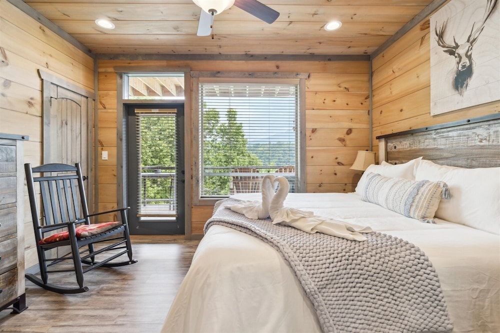 Gorgeous Cabin w Hot Tub Firepit Gameroom Apartment 37