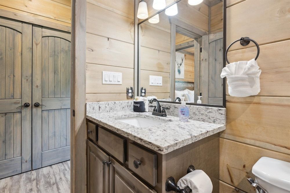 Gorgeous Cabin w Hot Tub Firepit Gameroom Apartment 41
