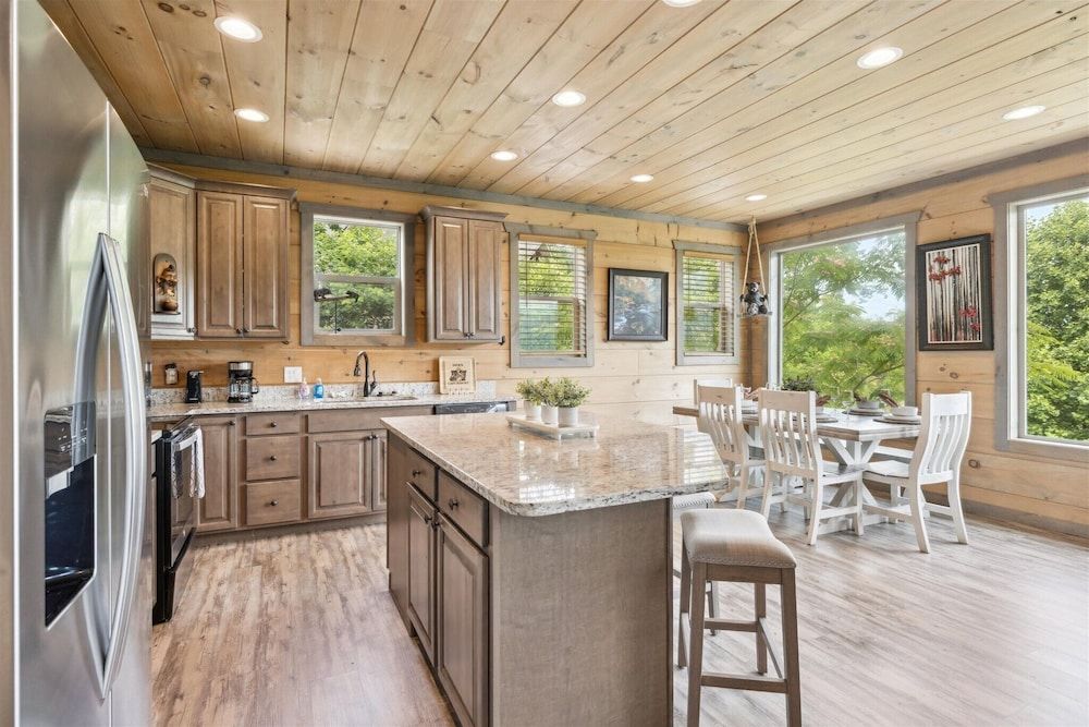 Gorgeous Cabin w Hot Tub Firepit Gameroom Apartment 14