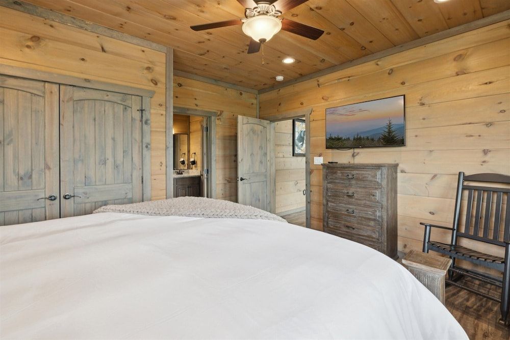 Gorgeous Cabin w Hot Tub Firepit Gameroom Apartment 27