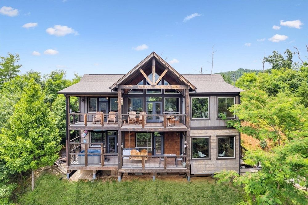 Gorgeous Cabin w Hot Tub Firepit Gameroom Apartment 48