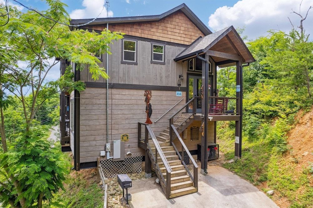 Gorgeous Cabin w Hot Tub Firepit Gameroom Apartment 49