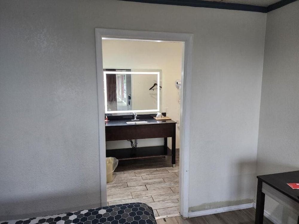 The Edyn Motel Deluxe Single Room, Mountain View 3