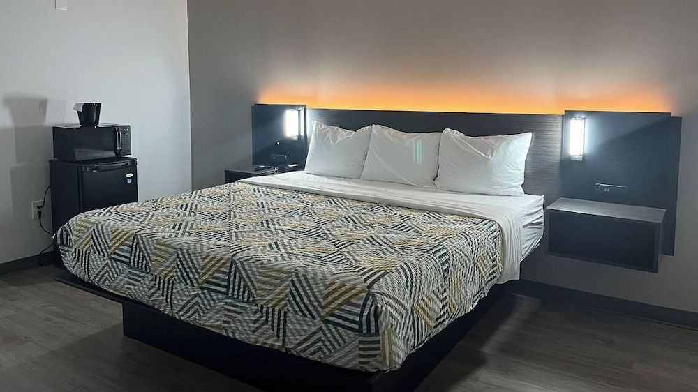 Motel 6 Rockford, IL – RFD Airport Deluxe Room, 1 King Bed, Non Smoking 3