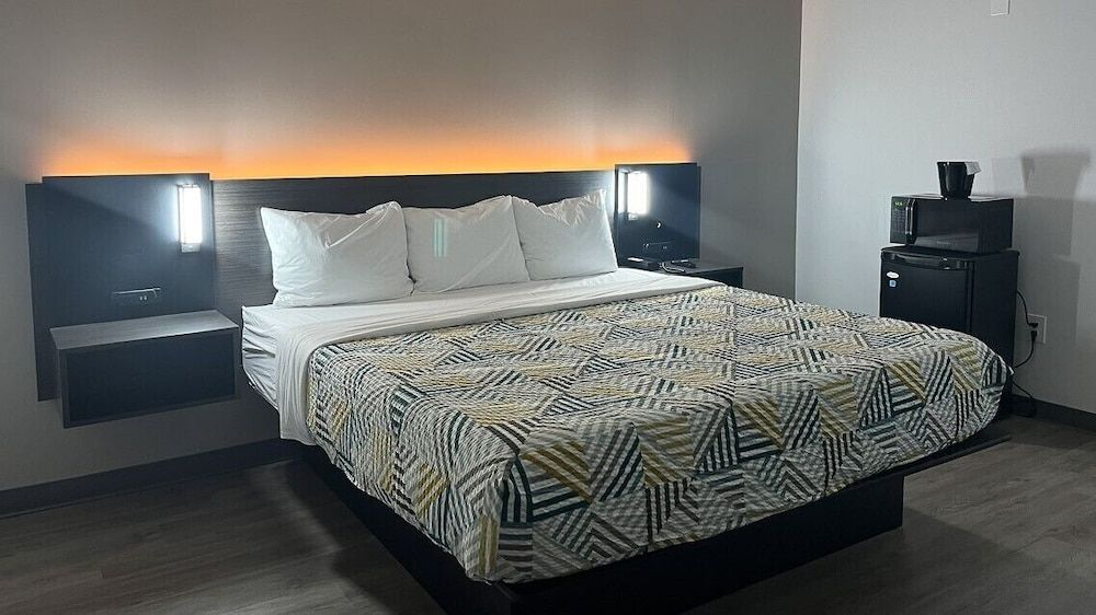 Motel 6 Rockford, IL – RFD Airport Deluxe Room, 1 King Bed, Non Smoking 4