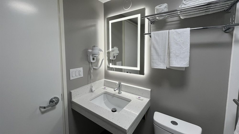 Motel 6 Rockford, IL – RFD Airport Deluxe Room, 1 King Bed, Non Smoking 5