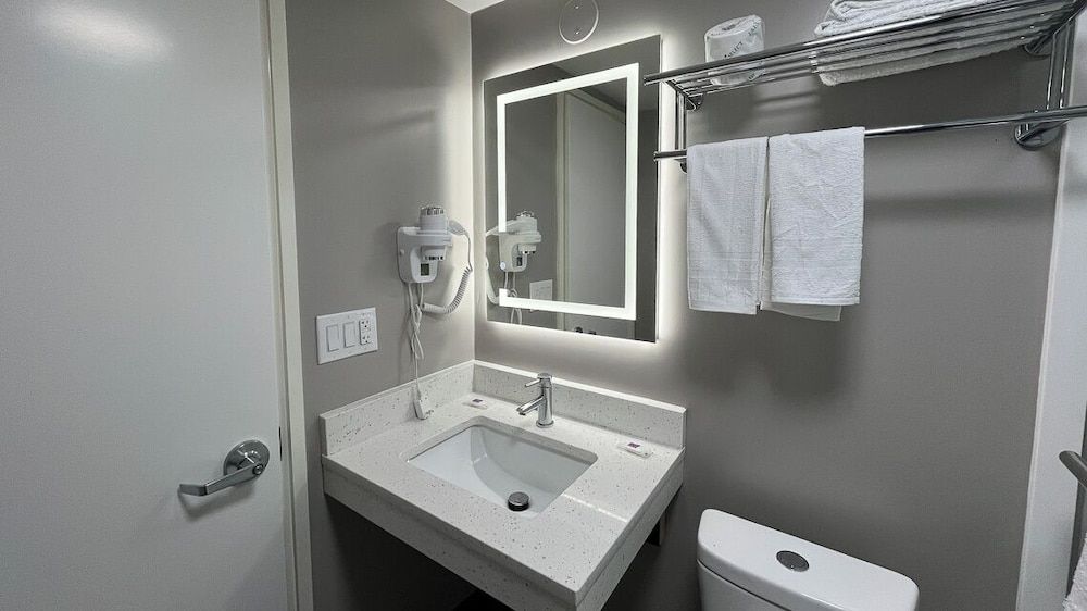 Motel 6 Rockford, IL – RFD Airport Deluxe Room, 1 King Bed, Non Smoking 7